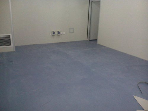 PVC塑膠地板應用與批發(fā)指南 達縣、涪城地膠及機房防滑地膠解析